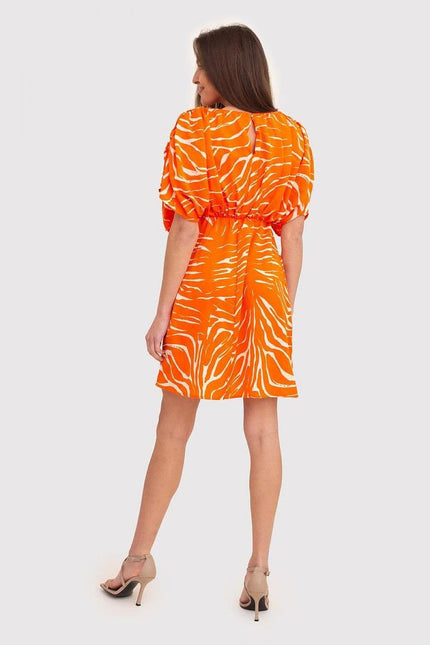 Robe d'été orange courte à manches courtes pour femmes, style casual et tendance, idéale pour la plage ou une sortie décontractée.