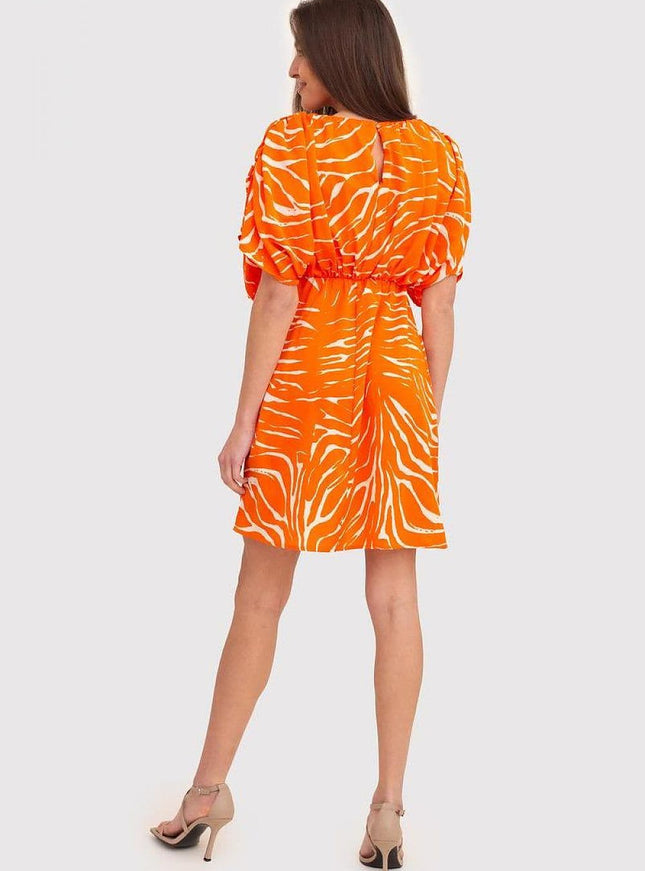 Robe d'été orange courte à manches courtes pour femmes, style casual et tendance, idéale pour la plage ou une sortie décontractée.