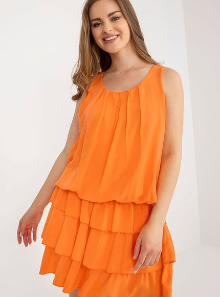 Robe cocktail orange courte sans manches pour soirée chic et évènements.