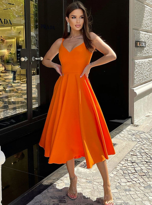 Robe cocktail orange midi sans manches pour soirée chic et élégante, silhouette trapèze et encolure en V.