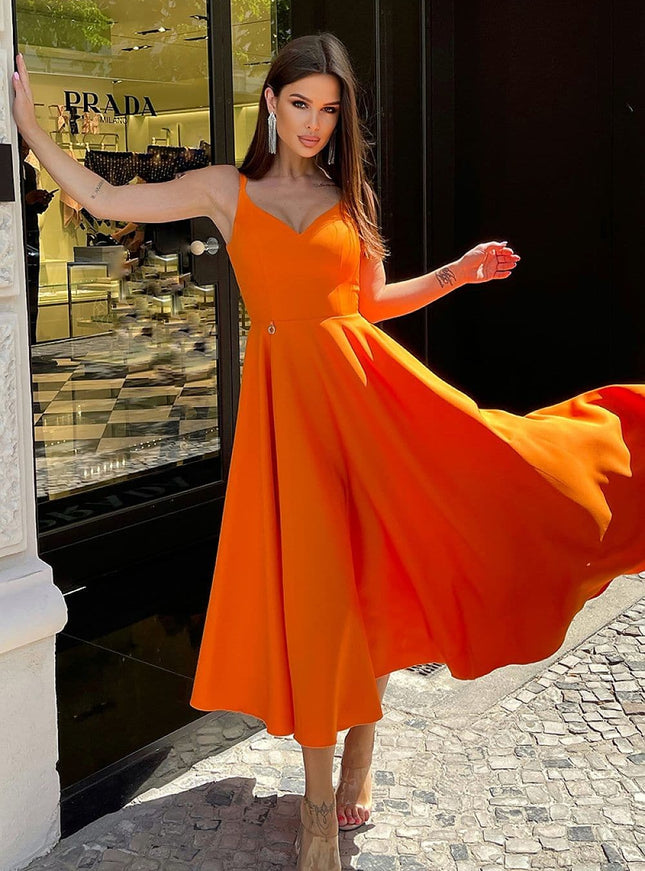 Robe cocktail orange mi-longue chic avec manches courtes et silhouette trapèze parfaite pour soirées et événements.