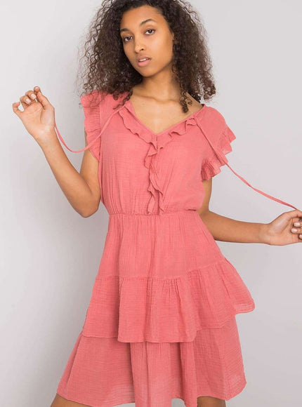 Robe rose casual été courte avec manches courtes et volants pour un look décontracté et féminin.