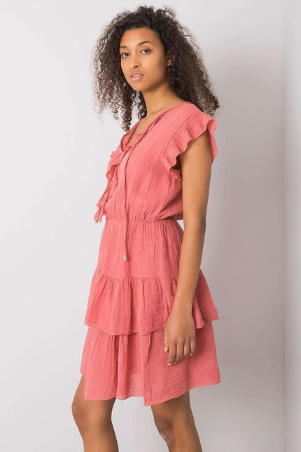 Robe rose casual d'été courte à manches volantes, idéale pour un look décontracté en journée ou lors d'une soirée plage.