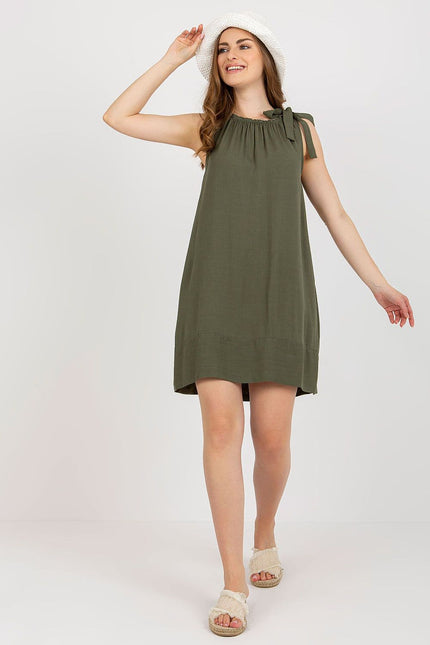 Robe verte décontractée midi sans manches, parfaite pour une tenue casual d'été ou plage avec son style fluide et confortable.