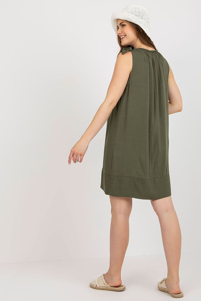 Robe verte décontractée midi sans manches idéale pour une sortie estivale à la plage ou une tenue casual quotidienne.