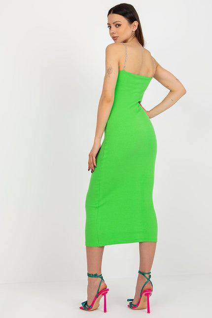 Robe verte moulante midi sans manches pour cocktail ou soirée élégante, silhouette ajustée idéale été.