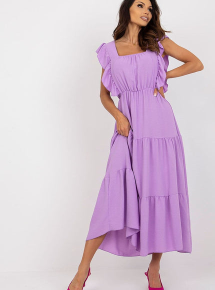 Robe d'été violette midi à épaules dénudées et volants, idéale pour un look casual et féminin.