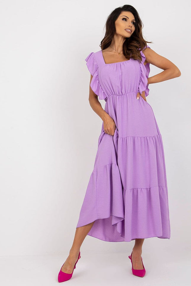 Robe d'été violette midi à épaules dénudées et volants, idéale pour un look casual et féminin.