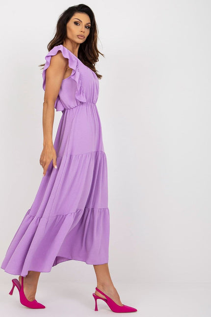 Robe d'été midi violette sans manches avec volants pour soirée chic ou cocktail, silhouette trapèze, idéale pour un look frais et élégant.