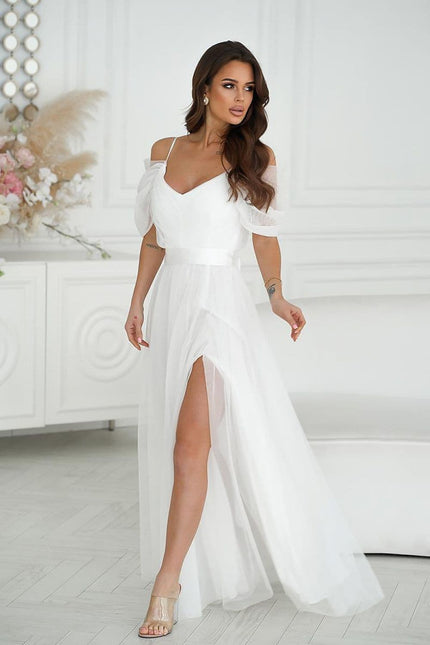 Robe mariage blanche longue princesse avec épaules dénudées et fendue pour un style chic et sophistiqué.