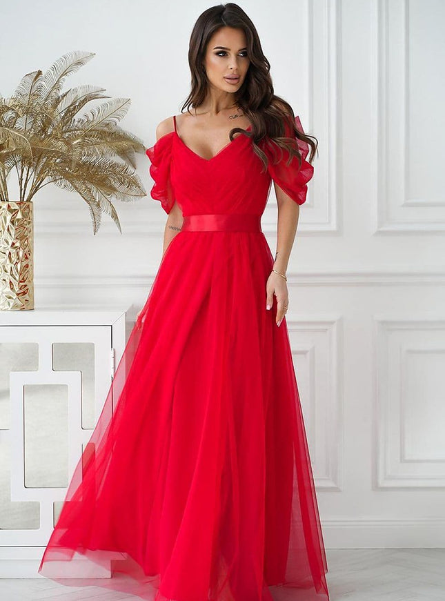 Robe gala rouge longue avec épaules dénudées et jupe ample pour événement de soirée élégant.