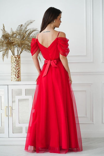 Robe gala rouge longue à épaules dénudées et noeud à la taille, tenue élégante idéale pour cérémonies et soirées festives.