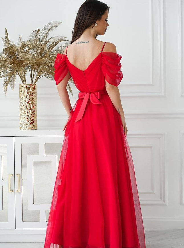 Robe gala rouge longue à épaules dénudées et noeud à la taille, tenue élégante idéale pour cérémonies et soirées festives.