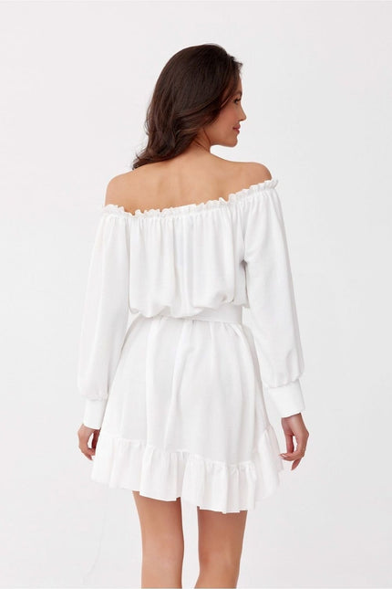 Robe de baptême femme blanche à épaules dénudées et manches longues, en silhouette droite et style chic, adaptée pour cérémonies et événements religieux.