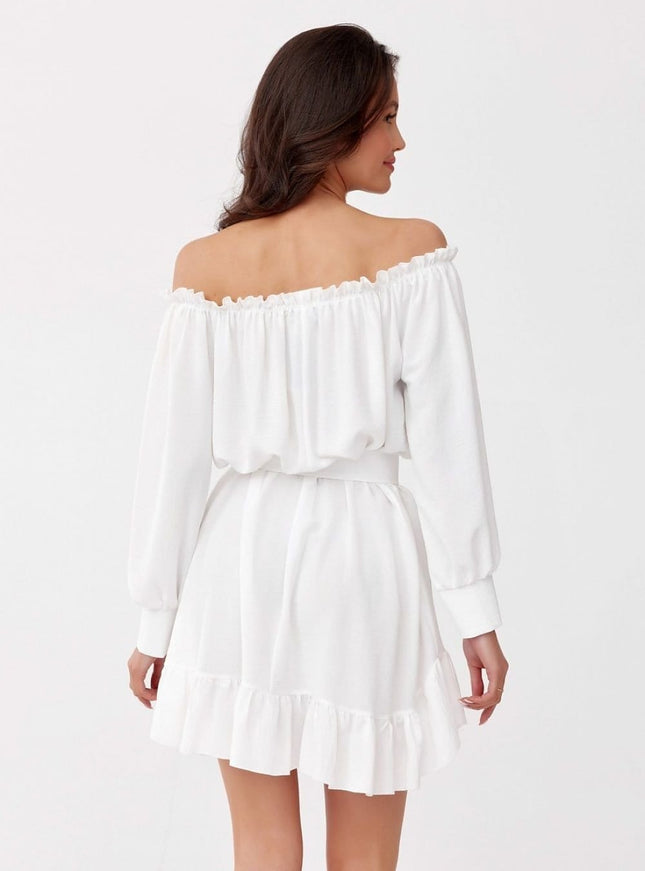 Robe de baptême femme blanche à épaules dénudées et manches longues, en silhouette droite et style chic, adaptée pour cérémonies et événements religieux.