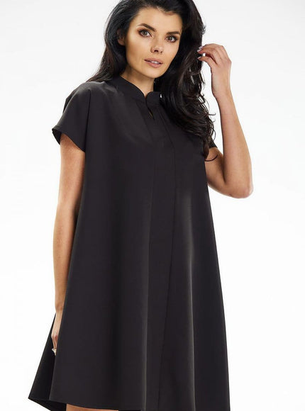 Robe soirée chic noire midi à silhouette moulante et manches courtes, idéale pour cocktail ou événement élégant.