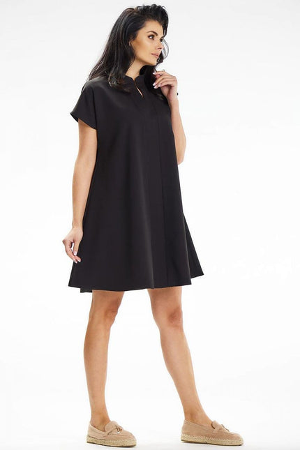 Robe soirée chic noire midi sans manches pour femme élégante.