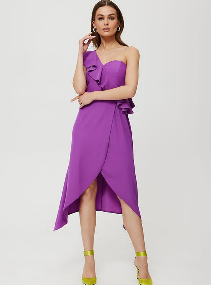 Robe cocktail violette asymétrique longueur midi pour soirées chics avec épaules dénudées et volants.