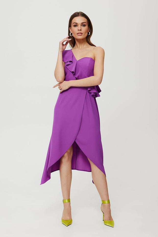 Robe cocktail violette asymétrique longueur midi pour soirées chics avec épaules dénudées et volants.