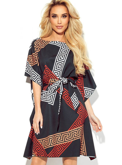 Robe soirée chic noire midi moulante avec motif géométrique et ceinture, idéale pour cocktail ou événement.