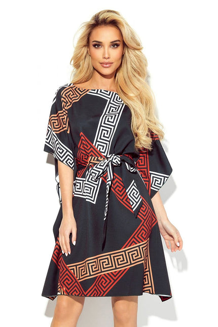 Robe soirée chic noire midi moulante avec motif géométrique et ceinture, idéale pour cocktail ou événement.