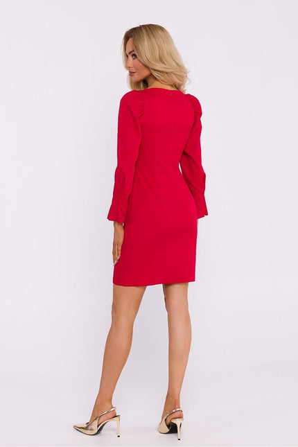 Robe rouge courte chic pour soirée avec manches longues et décolleté dos, idéale pour cocktail.