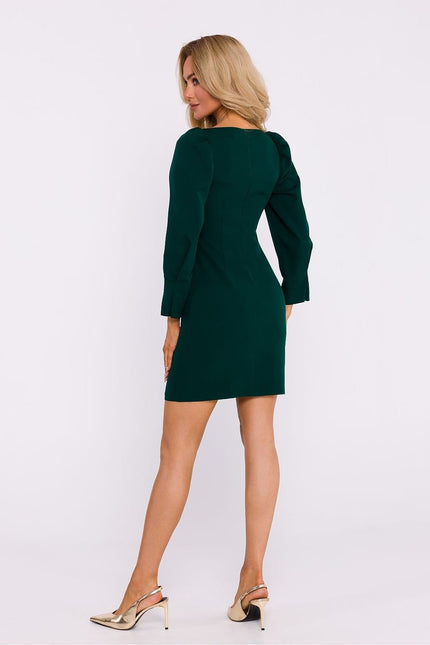 Robe verte chic à manches longues et courte pour soirée ou cocktail, silhouette droite.