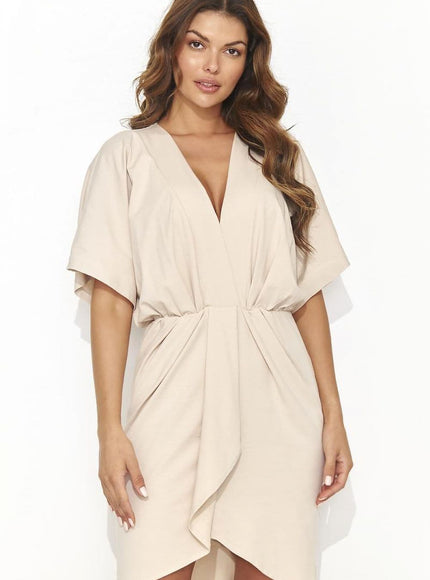 Robe de cocktail beige drapée midi avec manches courtes pour un événement chic et élégant.