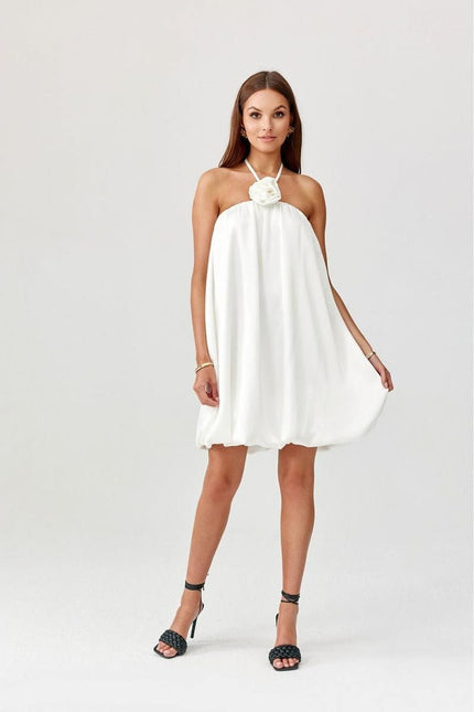 Robe cocktail blanche courte dos nu, parfaite pour soirée chic, avec silhouette trapèze et sans manches.