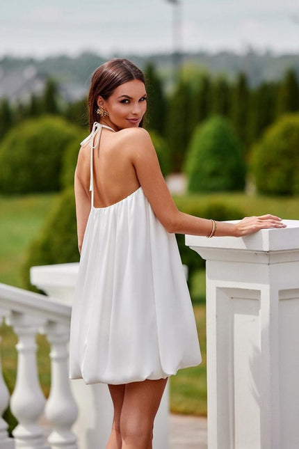 Robe cocktail blanche courte dos nu élégante, parfaite pour soirées et événements chic.