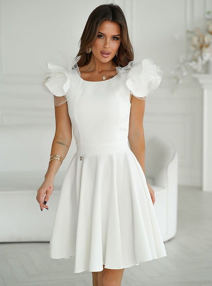 Robe cocktail blanche courte avec manches courtes et silouette trapèze pour soirée chic et élégante.