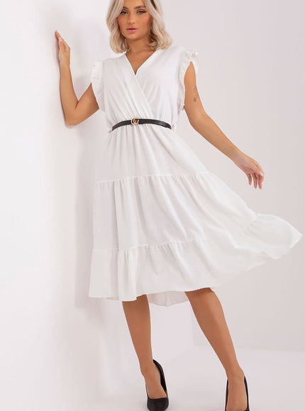 Robe cocktail blanche évasée mi-longue chic avec ceinture pour soirée élégante et tendance.