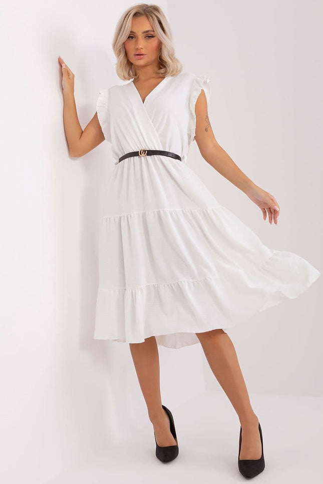 Robe cocktail blanche évasée mi-longue chic avec ceinture pour soirée élégante et tendance.