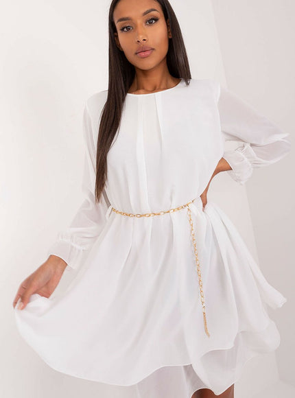 Robe cocktail blanche fluide avec manches longues et ceinture dorée pour élégance en soirée et événements spéciaux.