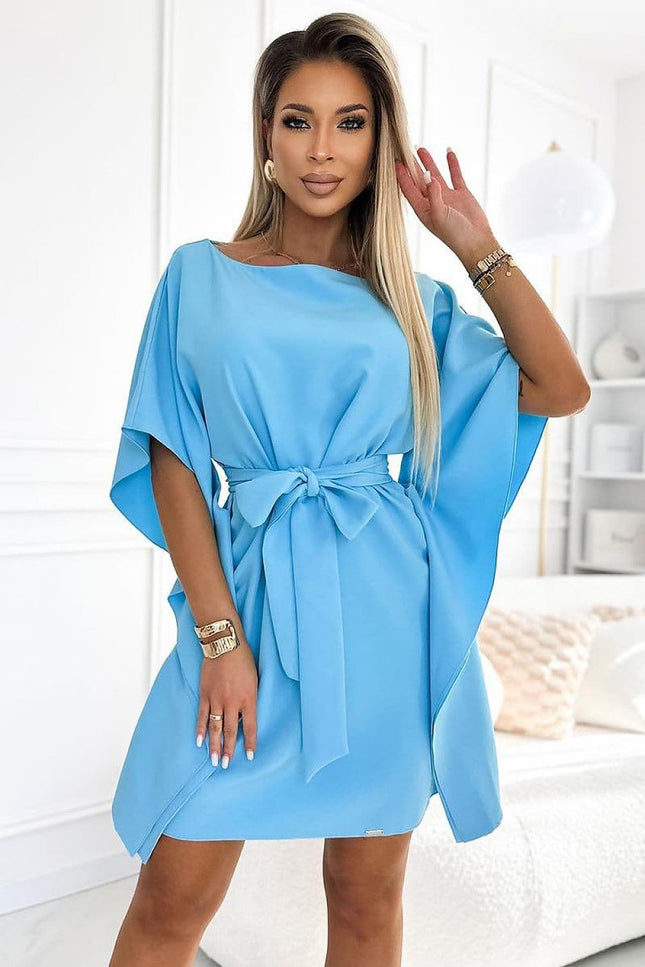 Robe cocktail bleue chic courte à manches longues, idéale pour une soirée élégante ou un événement spécial.