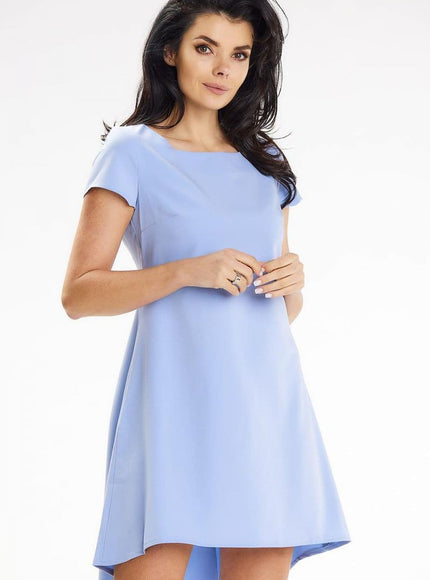 Robe bleue midi simple à manches courtes pour cocktail, coupe droite et fluide, idéale pour une allure élégante.