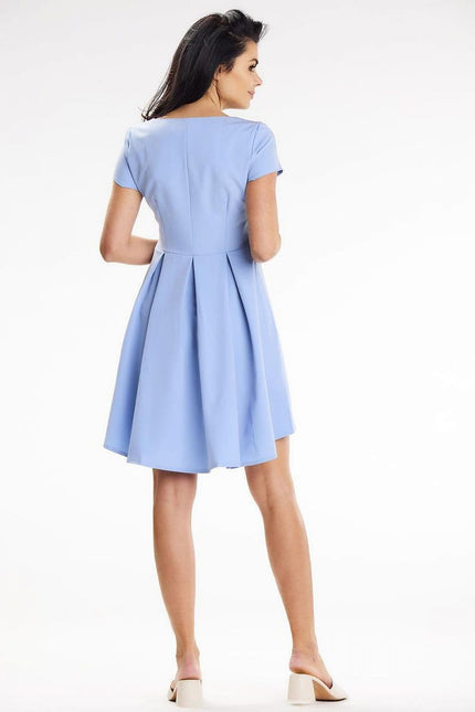 Robe bleue midi simple pour cocktail avec manches courtes et silhouette trapèze, idéale pour événements élégants.