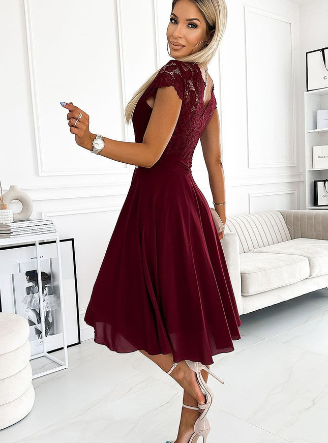 Robe cocktail bordeaux mi-longue avec haut en dentelle pour soirées élégantes et occasions spéciales.