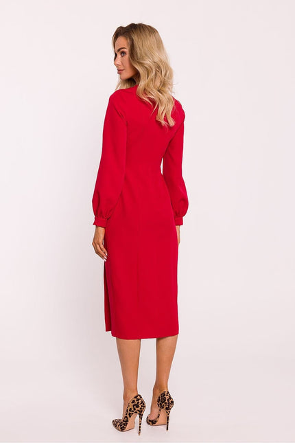 Robe rouge chic mi-longue pour soirée avec manches longues et silhouette droite.