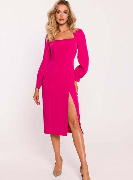 Robe rose midi cocktail avec fente et manches longues élégante pour soirée chic.