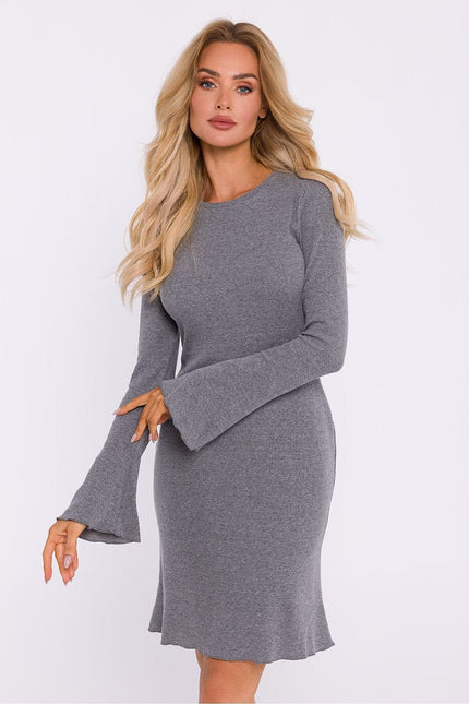 Robe grise midi à manches longues et évasées pour soirée simple ou cocktail, style chic et élégant.