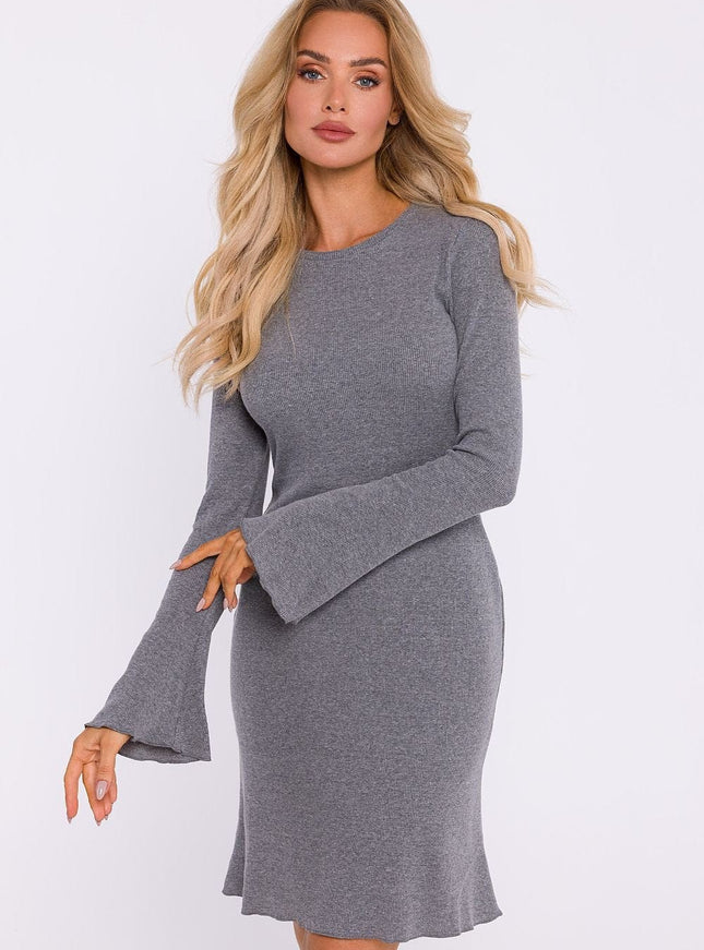 Robe grise midi à manches longues et évasées pour soirée simple ou cocktail, style chic et élégant.