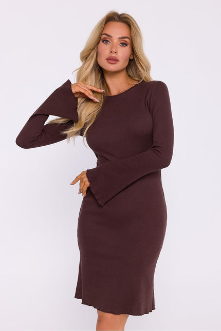 Robe marron midi chic moulante manches longues pour soirée cocktail ou évènement professionnel.