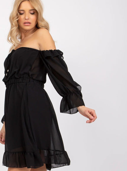 Robe soirée noire courte épaules dénudées manches longues pour cocktail et événements.