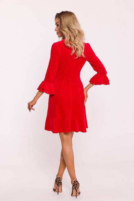 Robe rouge courte chic pour cocktail avec manches longues et volants, silhouette droite.