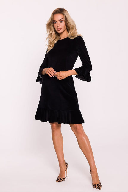 Robe noire soirée chic manche longue trapèze midi pour femme élégante.