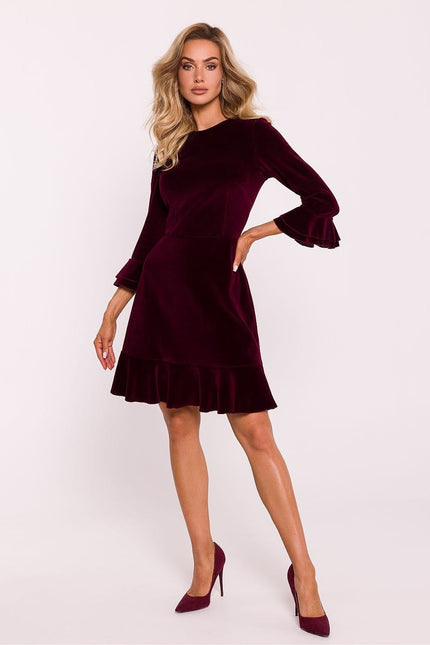 Robe pull bordeaux manches longues et col rond, parfait pour une soirée d'hiver, style chic et décontracté, longueur courte.