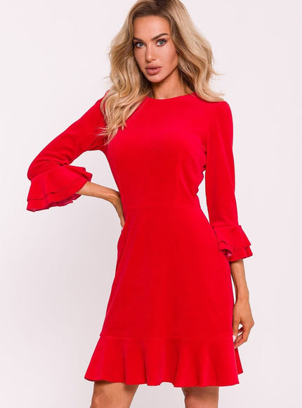 Robe rouge courte à manches longues pour soirée chic avec décolleté rond et volants.