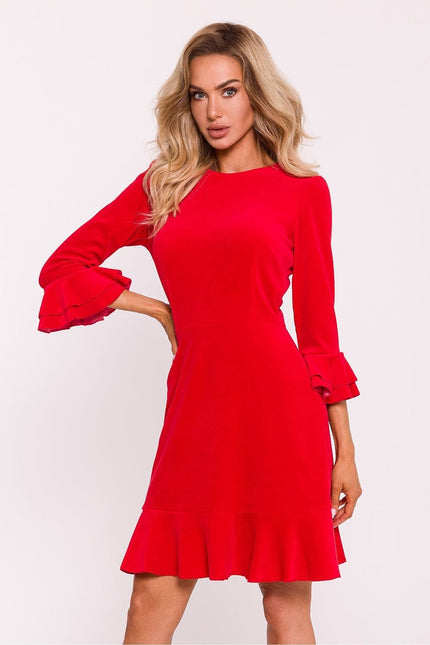 Robe rouge courte à manches longues pour soirée chic avec décolleté rond et volants.