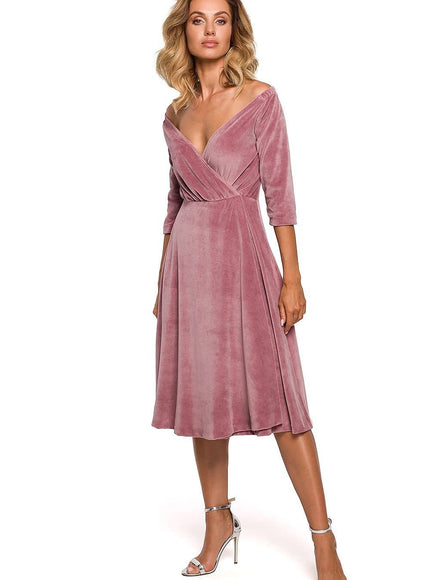 Robe cocktail rose midi à manches longues élégante pour soirée, style chic et féminin avec texture velours.